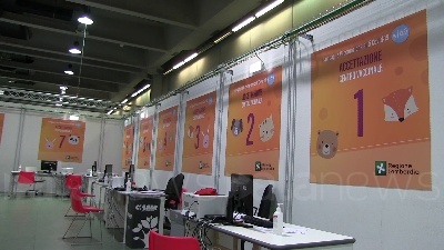 Scene from Vaccini Bambini: pronto l'hub Fiera Milano tra sale cinema, clown e le mascotte di Gardalnd
