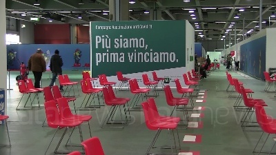 Scene from Vaccini Bambini: pronto l'hub Fiera Milano tra sale cinema, clown e le mascotte di Gardalnd