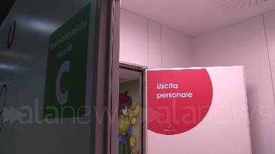 Scene from Vaccini Bambini: pronto l'hub Fiera Milano tra sale cinema, clown e le mascotte di Gardalnd