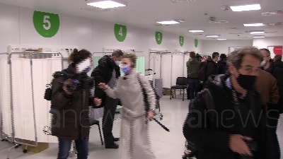 Scene from Vaccini Bambini: pronto l'hub Fiera Milano tra sale cinema, clown e le mascotte di Gardalnd