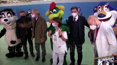 Scene from Vaccini Bambini: pronto l'hub Fiera Milano tra sale cinema, clown e le mascotte di Gardalnd