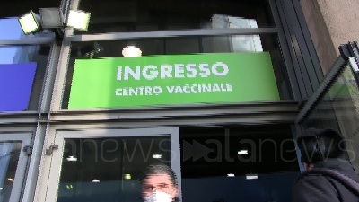 Scene from Vaccini Bambini: pronto l'hub Fiera Milano tra sale cinema, clown e le mascotte di Gardalnd