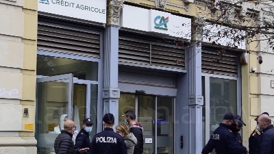 Scene from Milano, rapina in banca, il direttore: "Banditi scappati dai tombini, ostaggi indenni"