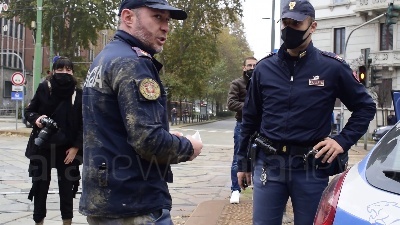 Scene from Milano, rapina in banca, il direttore: "Banditi scappati dai tombini, ostaggi indenni"