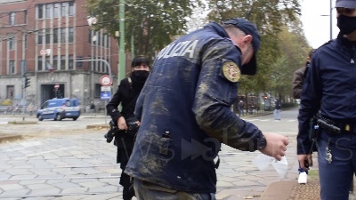 Scene from Milano, rapina in banca, il direttore: "Banditi scappati dai tombini, ostaggi indenni"