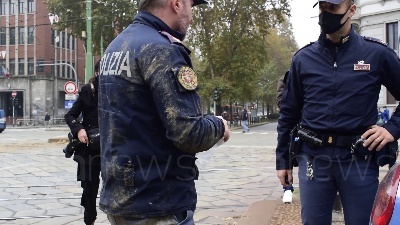 Scene from Milano, rapina in banca, il direttore: "Banditi scappati dai tombini, ostaggi indenni"