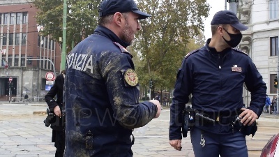 Scene from Milano, rapina in banca, il direttore: "Banditi scappati dai tombini, ostaggi indenni"