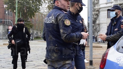 Scene from Milano, rapina in banca, il direttore: "Banditi scappati dai tombini, ostaggi indenni"