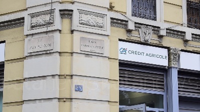 Scene from Milano, rapina in banca, il direttore: "Banditi scappati dai tombini, ostaggi indenni"