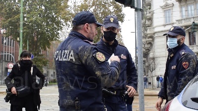 Scene from Milano, rapina in banca, il direttore: "Banditi scappati dai tombini, ostaggi indenni"