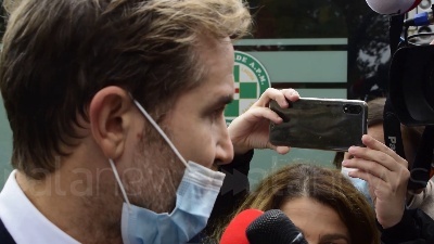 Scene from Milano, rapina in banca, il direttore: "Banditi scappati dai tombini, ostaggi indenni"