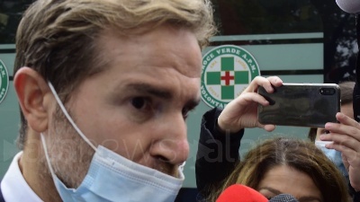 Scene from Milano, rapina in banca, il direttore: "Banditi scappati dai tombini, ostaggi indenni"