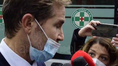 Scene from Milano, rapina in banca, il direttore: "Banditi scappati dai tombini, ostaggi indenni"