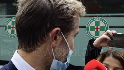 Scene from Milano, rapina in banca, il direttore: "Banditi scappati dai tombini, ostaggi indenni"