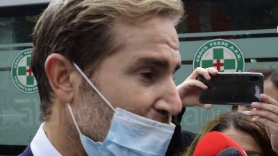Scene from Milano, rapina in banca, il direttore: "Banditi scappati dai tombini, ostaggi indenni"