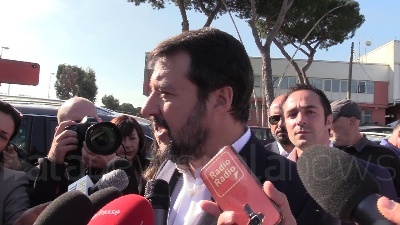 Scene from Blitz Salvini a TMB Ama Rocca Cencia, ma lo bloccano all'ingresso