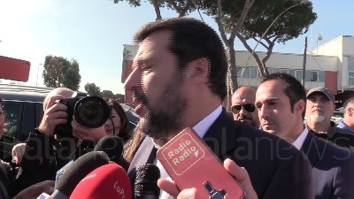 Scene from Blitz Salvini a TMB Ama Rocca Cencia, ma lo bloccano all'ingresso