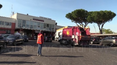Scene from Blitz Salvini a TMB Ama Rocca Cencia, ma lo bloccano all'ingresso