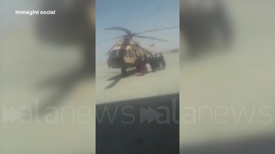 Scene from I combattenti talebani in volo sugli elicotteri sequestrati ad Herat