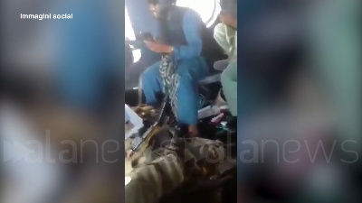 Scene from I combattenti talebani in volo sugli elicotteri sequestrati ad Herat