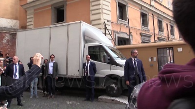 Scene from Governo, Crosetto: "Se sono preoccupato per i numeri al Senato? Mi vede con la faccia preoccupata?"