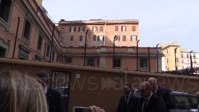 Scene from Governo, Crosetto: "Se sono preoccupato per i numeri al Senato? Mi vede con la faccia preoccupata?"
