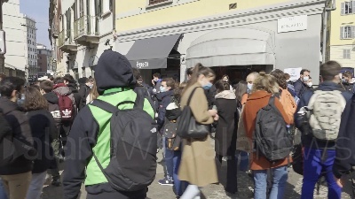 Scene from A Milano assembramenti sul set del nuovo film di Lady Gaga