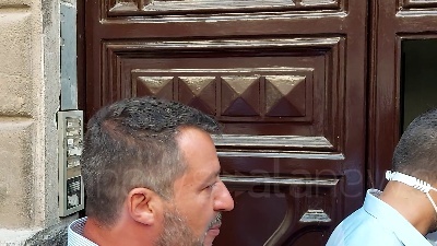 Scene from Salvini: "Green Pass? Migranti sbarcano senza documenti, rapporto idilliaco con Meloni"
