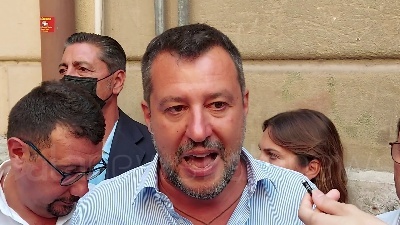 Scene from Salvini: "Green Pass? Migranti sbarcano senza documenti, rapporto idilliaco con Meloni"