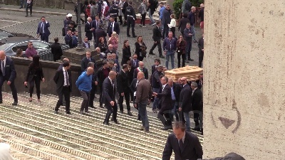 Scene from Augello, l'arrivo del feretro e del Governo ai funerali del senatore di FdI