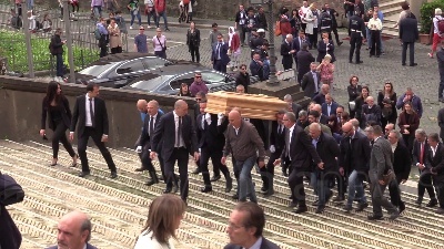 Scene from Augello, l'arrivo del feretro e del Governo ai funerali del senatore di FdI