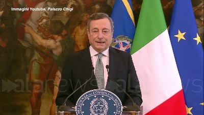 Scene from Ucraina, Draghi: "Con l'Ue decideremo un pacchetto duro di sanzioni contro la Russia"