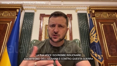 Scene from Zelensky ai cittadini russi: "Se restate in silenzio siete complici"