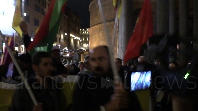 Scene from Siria, fiaccolata pro curdi di Pd, Leu, +Eu: "In ricordo di Lorenzo Orsetti"