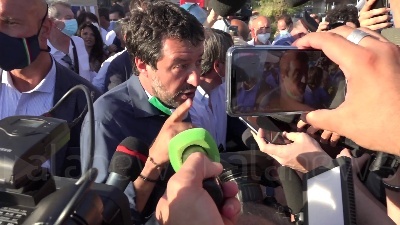 Scene from Salvini a Mondragone: "Centri sociali preferiscono la camorra"