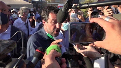 Scene from Salvini a Mondragone: "Centri sociali preferiscono la camorra"
