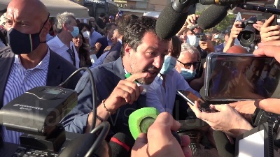 Scene from Salvini a Mondragone: "Centri sociali preferiscono la camorra"