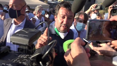 Scene from Salvini a Mondragone: "Centri sociali preferiscono la camorra"