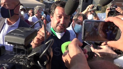 Scene from Salvini a Mondragone: "Centri sociali preferiscono la camorra"