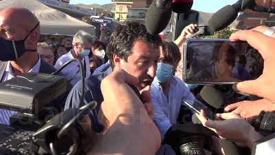 Scene from Salvini a Mondragone: "Centri sociali preferiscono la camorra"