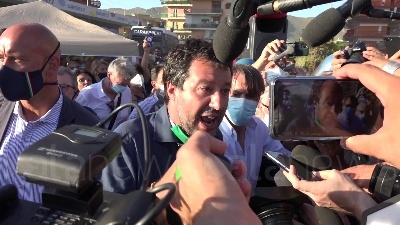 Scene from Salvini a Mondragone: "Centri sociali preferiscono la camorra"