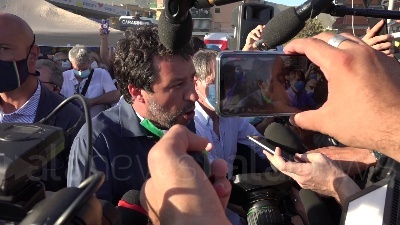 Scene from Salvini a Mondragone: "Centri sociali preferiscono la camorra"