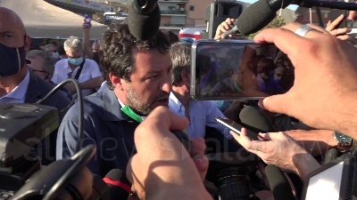 Scene from Salvini a Mondragone: "Centri sociali preferiscono la camorra"