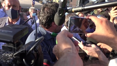 Scene from Salvini a Mondragone: "Centri sociali preferiscono la camorra"