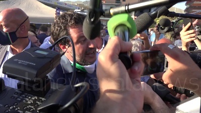 Scene from Salvini a Mondragone: "Centri sociali preferiscono la camorra"
