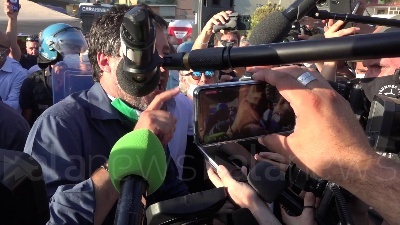 Scene from Salvini a Mondragone: "Centri sociali preferiscono la camorra"