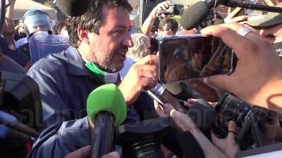 Scene from Salvini a Mondragone: "Centri sociali preferiscono la camorra"
