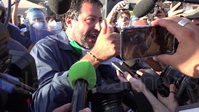 Scene from Salvini a Mondragone: "Centri sociali preferiscono la camorra"