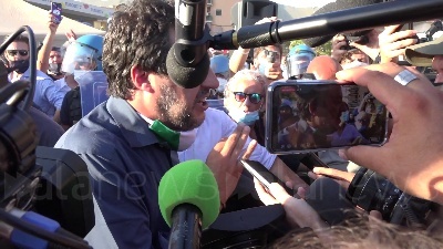 Scene from Salvini a Mondragone: "Centri sociali preferiscono la camorra"