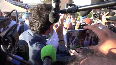 Scene from Salvini a Mondragone: "Centri sociali preferiscono la camorra"